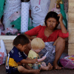 paisana guarani con sus hijos mendigando en posdas misiones