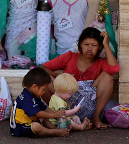 paisana guarani con sus hijos mendigando en posdas misiones